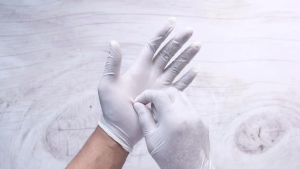 Arzthand mit Handschuh auf Holzgrund. - Filmmaterial, Video