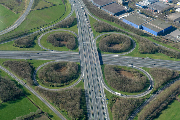 Junction Hoevelaken, Ολλανδία. Λόγω της COVID-19, ο ιός Κορόνα κλειδώνει, υπάρχει πολύ λιγότερη κίνηση από το συνηθισμένο. Εδώ οι αυτοκινητόδρομοι Α28 και Α1 διασταυρώνονται.. - Φωτογραφία, εικόνα
