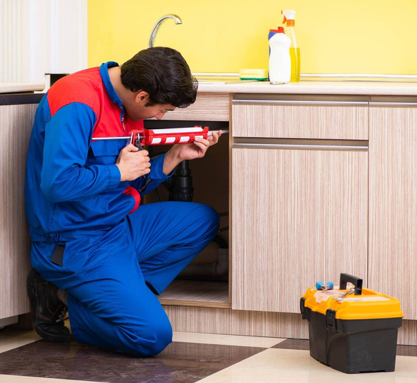 Klempner repariert Waschbecken in Küche - Foto, Bild