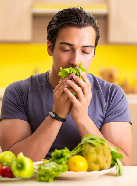 食事と健康的な食事のコンセプトの若い男 - 写真・画像