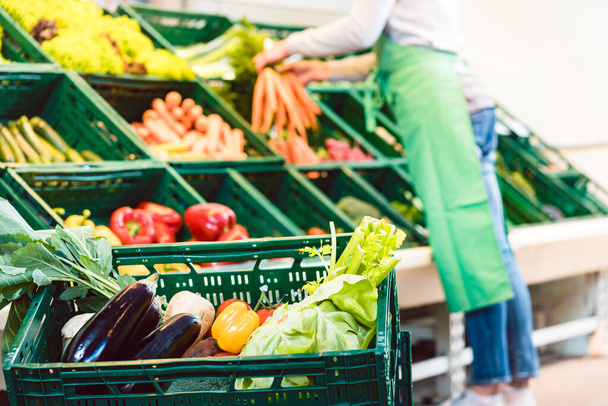 Compre con verduras orgánicas en una caja - Foto, imagen