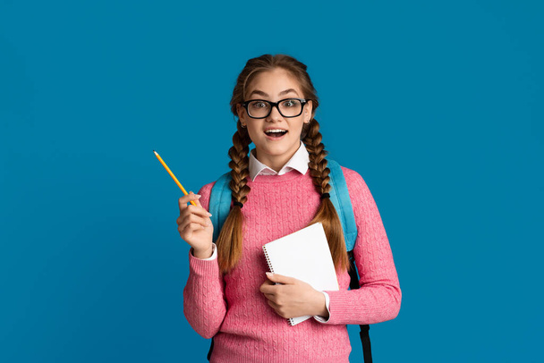 Дівчина-підліток в окулярах і з блокнотами
 - Фото, зображення