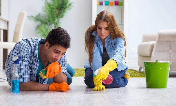 Νεαρή οικογένεια καθαρίζει το σπίτι - Φωτογραφία, εικόνα
