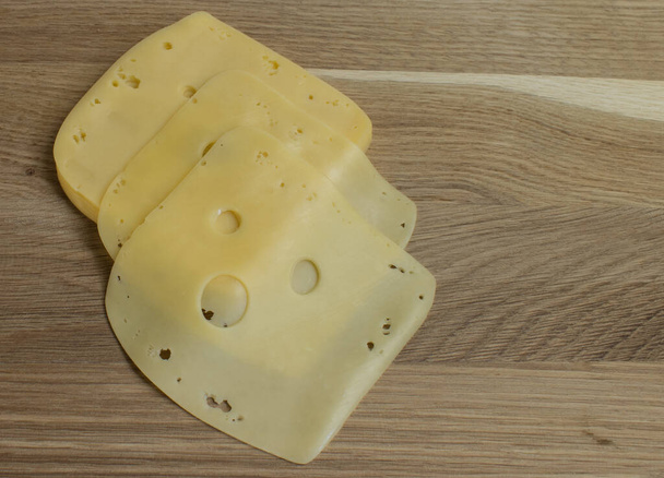 Tahtada dilimlenmiş peynir. - Fotoğraf, Görsel