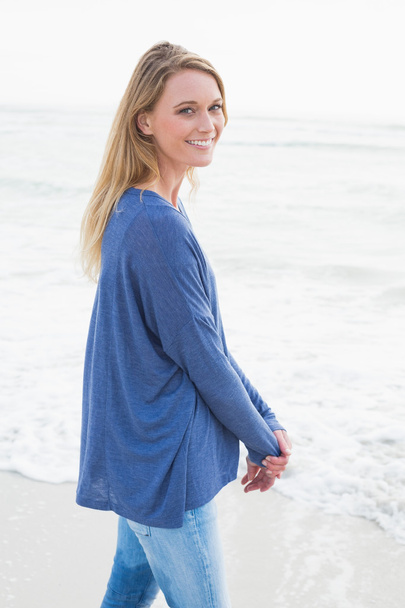 Portrait of a smiling casual woman at beach - Foto, afbeelding