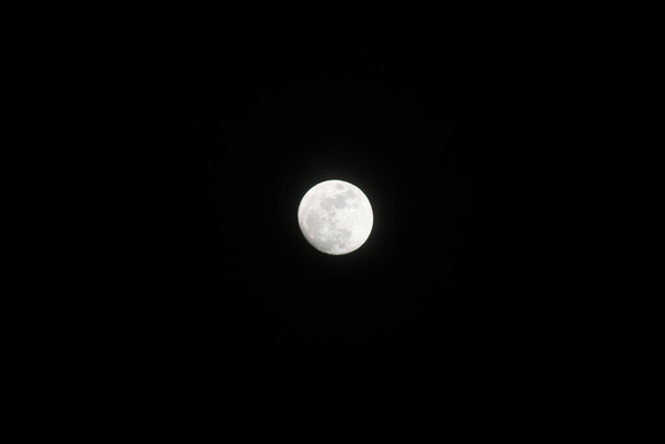 вид на Місяць вночі
 - Фото, зображення