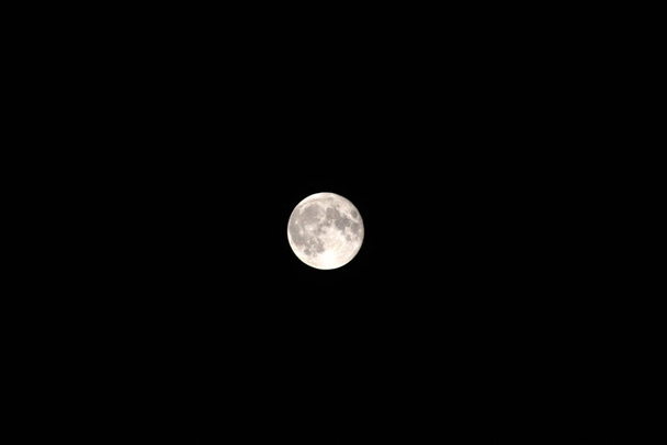 Blick auf den Mond bei Nacht - Foto, Bild