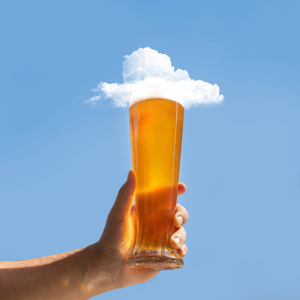 Uomo in possesso di bicchiere di birra con nuvola su di esso - Foto, immagini