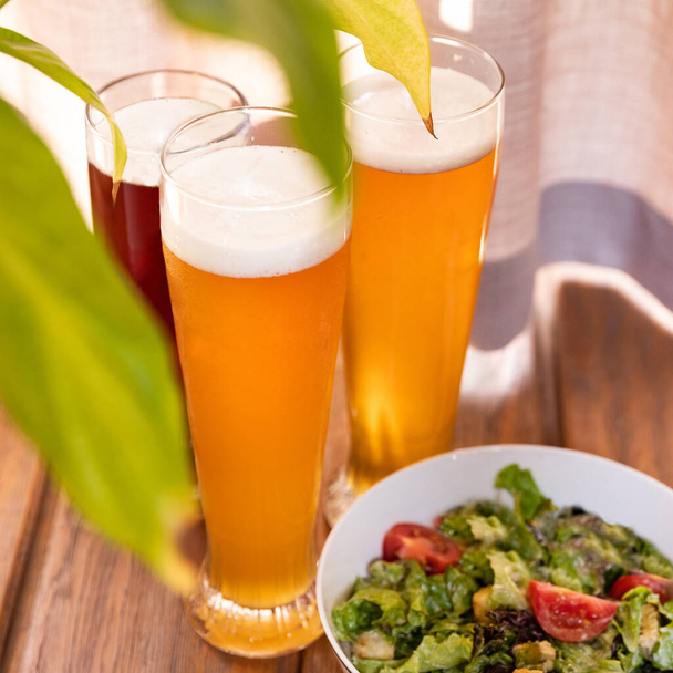Biergläser mit Salat in Großaufnahme - Foto, Bild