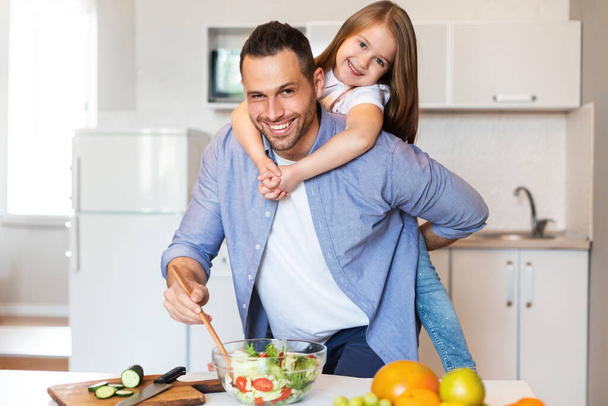 Happy Father And Daughter Cooking Together Posing In Kitchen Indoors - Foto, Imagen