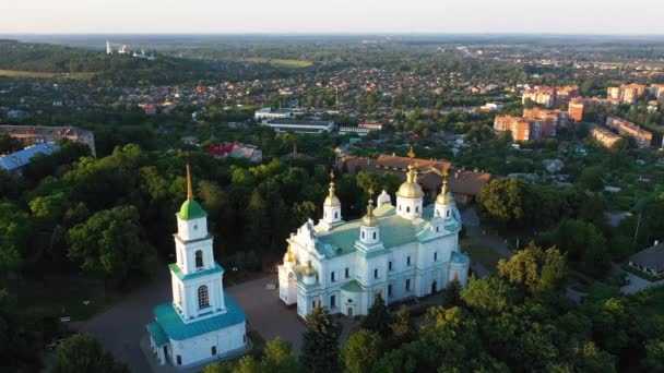 Poltava città Santa Assunta Cattedrale vista aerea la sera. - Filmati, video