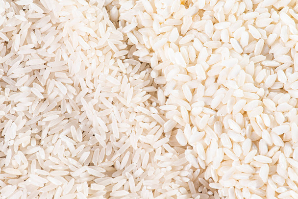 Dos tipos de granos de arroz vistos desde arriba
 - Foto, Imagen