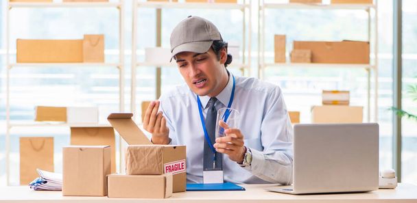 Male employee working in box delivery relocation service - Photo, Image