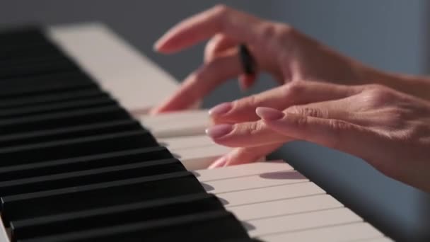 Klavierspielerin tritt im Freien auf - Filmmaterial, Video