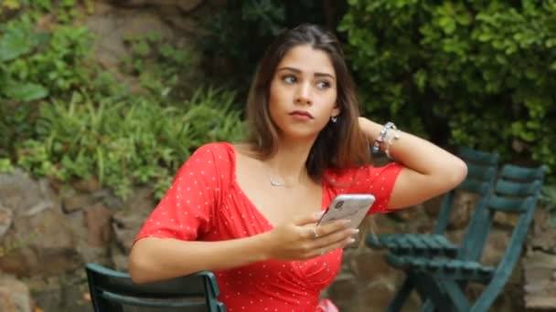 Young beautiful girl with smartphone - Video