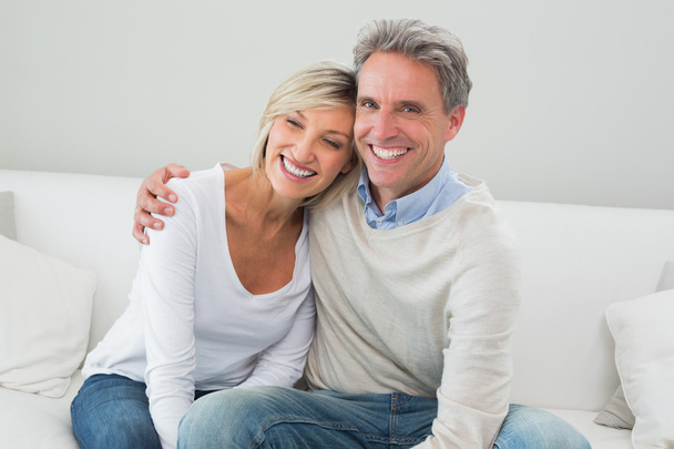 Portrait of a happy couple in living room - Foto, imagen