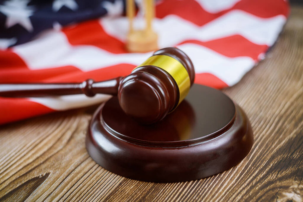 Адвокати США в юридичному офісі з дзвіницею судді на дерев'яному столі американського прапора. - Фото, зображення