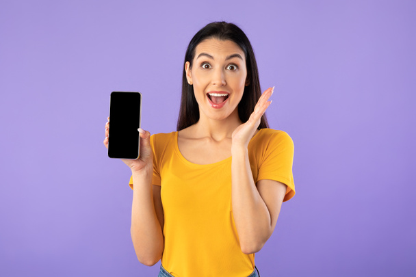 Menina mostrando tela branca do telefone celular em branco - Foto, Imagem
