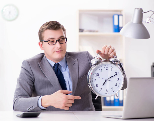 Employé d'entreprise en urgence et concept de délai avec alarme - Photo, image