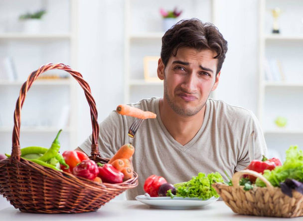 健康的な食事と食事の概念で若い男 - 写真・画像