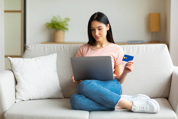 Zakupy kobiet online za pomocą laptopa i karty kredytowej w domu - Zdjęcie, obraz