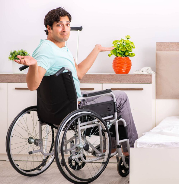 Joven hombre apuesto discapacitado recuperándose en casa - Foto, imagen