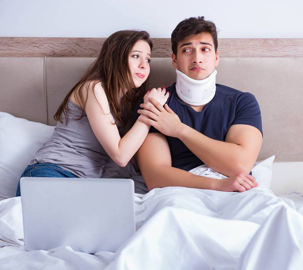 Milující manželka starat se o zraněného manžela v posteli - Fotografie, Obrázek