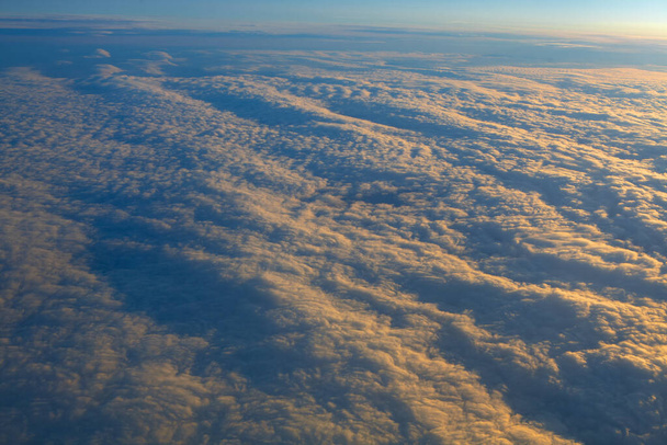 Alacakaranlık ile Cirrocumulus Bulutlarının Hava Görünümü - Fotoğraf, Görsel