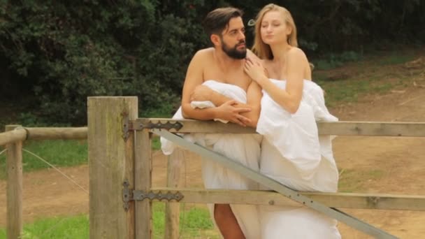 Fiatal szép pár vidéken takarókban - Felvétel, videó