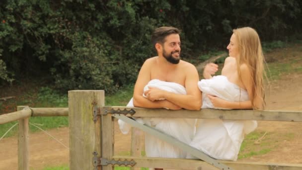 Jong mooi paar op het platteland in dekens - Video