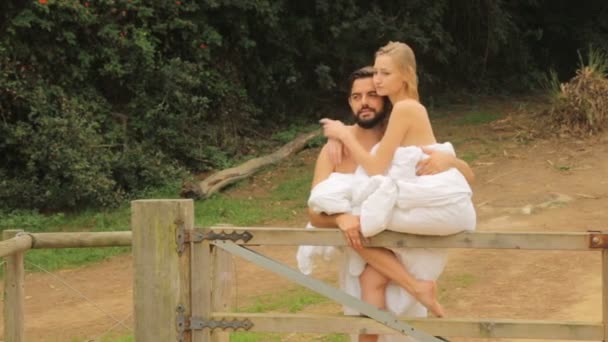 Junges schönes Paar im ländlichen Raum in Decken - Filmmaterial, Video