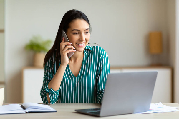 Happy Female Entrepreneur Talking On Cellphone In Modern Office - Zdjęcie, obraz