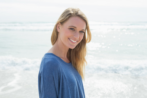 Portrait of a smiling casual woman at beach - Φωτογραφία, εικόνα