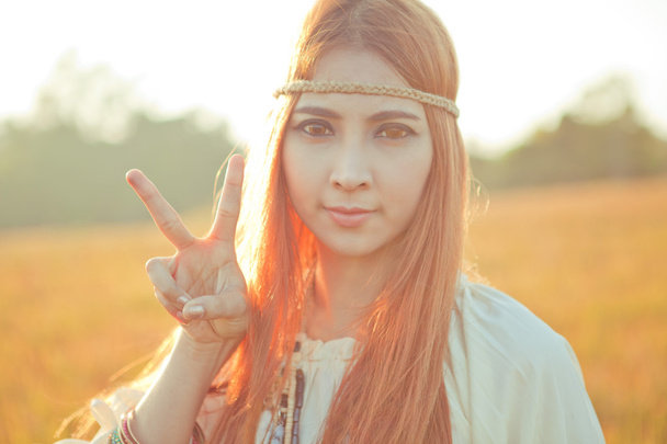 Hippie-Mädchen mit Friedenszeichen - Foto, Bild