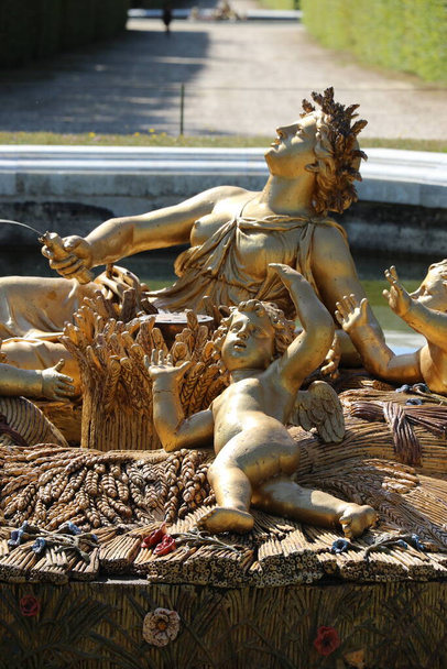 ヴェルサイユ宮殿の噴水の詳細 - 写真・画像