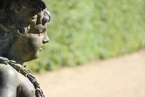 Versay Sarayı 'nın bahçesinde heykel. - Fotoğraf, Görsel