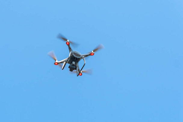 青空背景に、新しい技術の飛行ドローン - 写真・画像