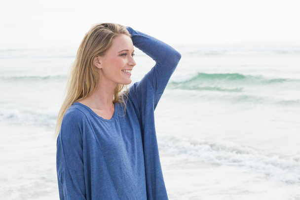 Side view of a smiling casual woman at beach - Foto, Imagem
