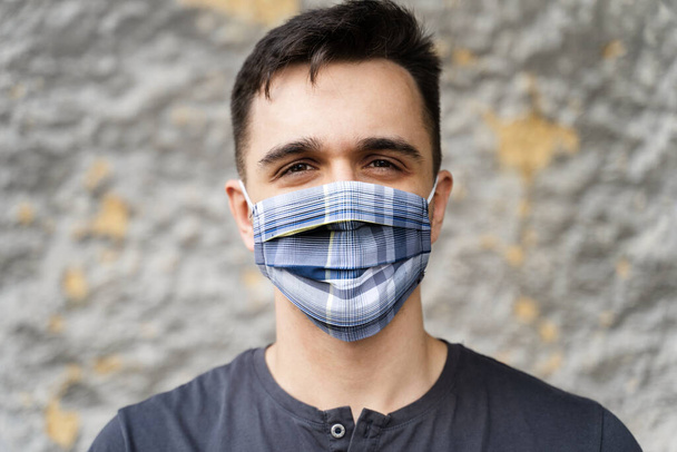 Retrato del hombre caucásico adulto con máscara protectora debido al brote de coronavirus - Joven moderna prevención del virus de la distancia social masculina - Vista frontal en el día al aire libre - El nuevo concepto normal
 - Foto, imagen