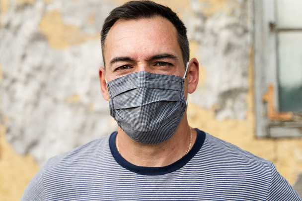 Ritratto di uomo adulto caucasico che indossa una maschera protettiva a causa dell'epidemia di coronavirus - Prevenzione moderna del virus della distanza sociale maschile mediocre - Vista frontale durante il giorno all'aperto - Il nuovo concetto normale - Foto, immagini