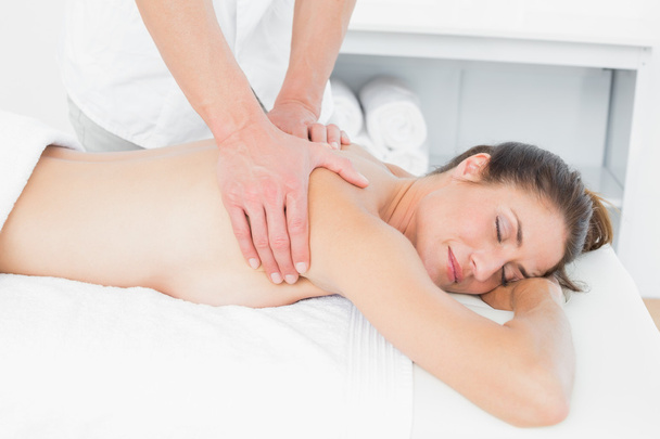 Gros plan de la physiothérapeute masculine massant le dos de la femme
 - Photo, image