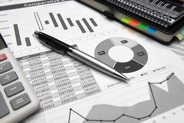 business office desk closeup - finanční zprávy, analýzy a účetnictví, soubor dokumentů, tabulek a grafů, různé položky pro účetnictví, kalkulačka - Fotografie, Obrázek