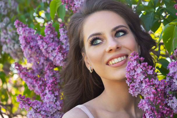 Outdoors portrait of beautiful romantic lady. Perfect make up and hairstyle - Фото, изображение