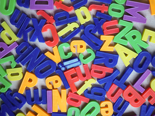 İngiliz alfabesinin manyetik harfleri rastgele konumda - Fotoğraf, Görsel