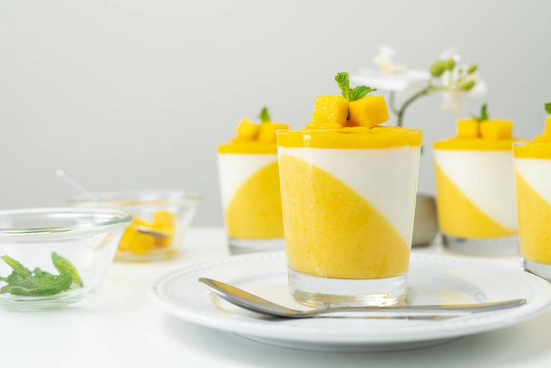 Italialainen jälkiruoka mango pancotta - Valokuva, kuva