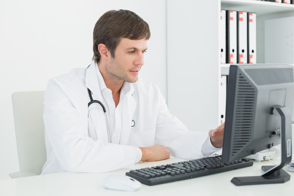 Male doctor using computer at medical office - Foto, Bild