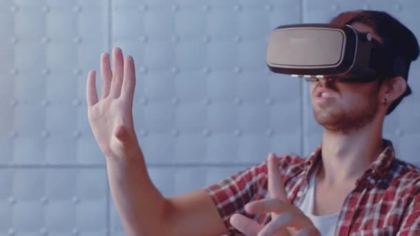 Visualisierte futuristische Welt mit Virtual-Reality-Headset, das versucht, die Realität anzupassen. Man berühren virtuelle Wand mit modernen vr Brillen in Innenräumen. Moderne Technologien. Prores 422 - Filmmaterial, Video