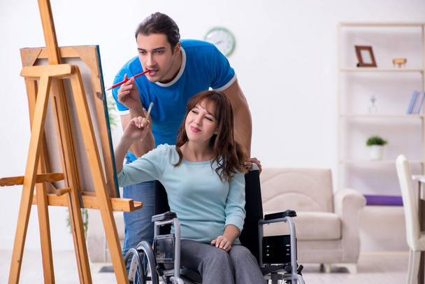 Femme handicapée et jeune mari à la maison - Photo, image
