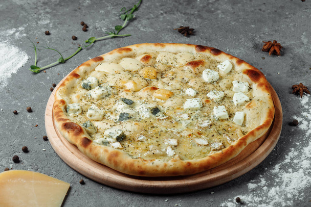 чотири сирні піци, італійська піца. піца, фарширована чотирма сортами сиру на сірому фоні
 - Фото, зображення