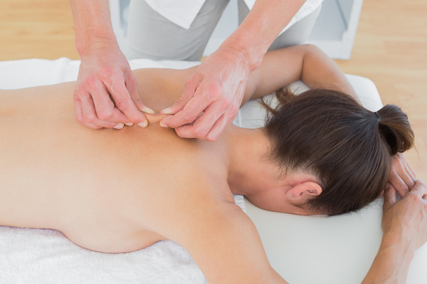 Male physiotherapist massaging woman's back - Foto, Imagen